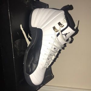 Retro Jordan’s 12 Taxi’s Size: 6.5 in kids.